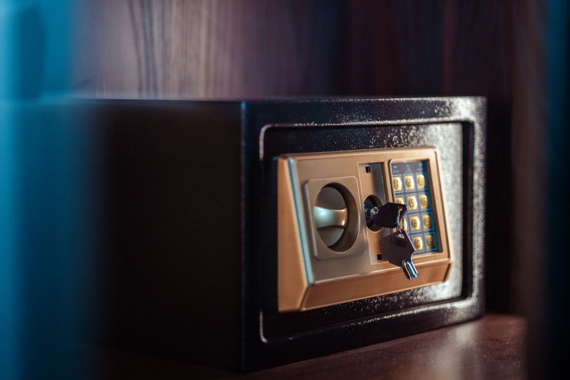 Electronic gun safe with key and digital keypad
